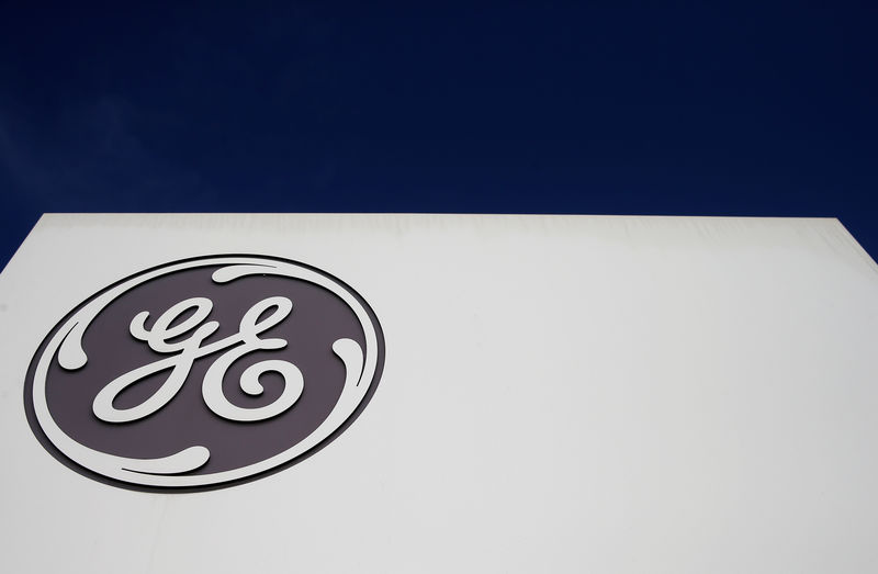 © Reuters. Логотип General Electric на здании компании в Бельфоре, Франция