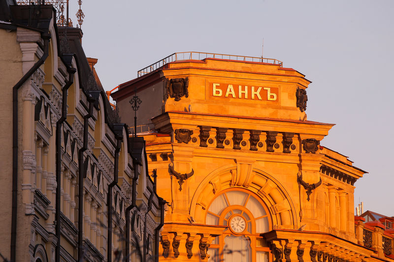 © Reuters. Надпись "Банк" на здании в центре Москвы