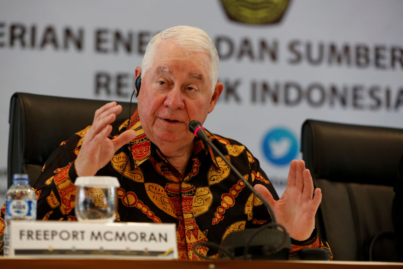 © Reuters. Freeport McMoRan CEO Richard Adkerson gestures during a press conference with Indonesia's Finance Minister Sri Mulyani Indrawati and Mineral Resources Minister Ignasius Jonan, in Jakarta