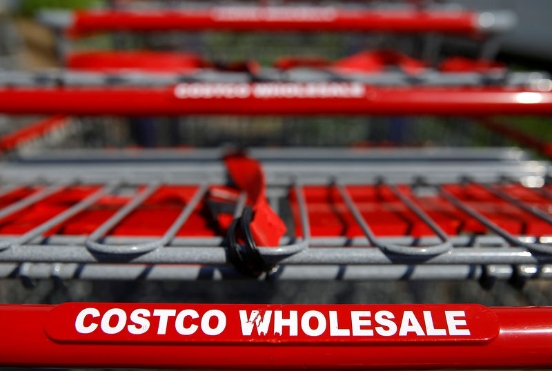 © Reuters. Shopping carts are seen at a Costco Wholesale store in Glenview