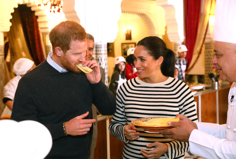 © Reuters. O príncipe Harry e a duquesa Meghan experimentam comidas durante viagem a Rabat, no Marrocos