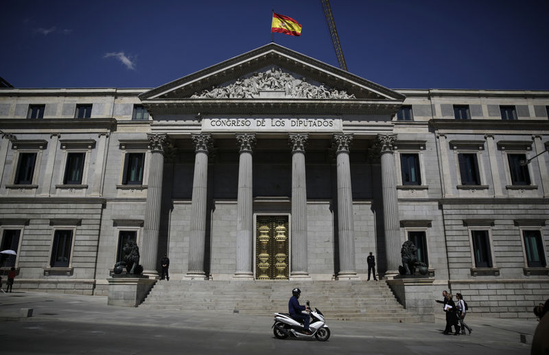 © Reuters. Bandeira espanhola no Parlamento da Espanha, em Madri