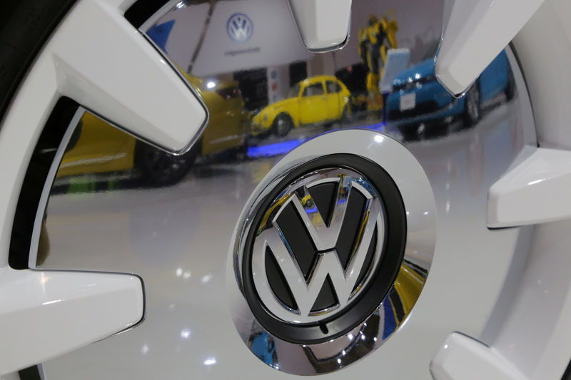 © Reuters. FILE PHOTO: A Volkswagen Beetle is reflected in the chrome of a wheel at the Canadian International AutoShow in Toronto