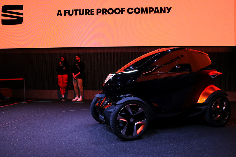 © Reuters. Minimo, the new all-electric a two-seater concept vehicle by the Spanish car-maker SEAT, is displayed inside company's booth after being unveiled at the Mobile World Congress in Barcelona