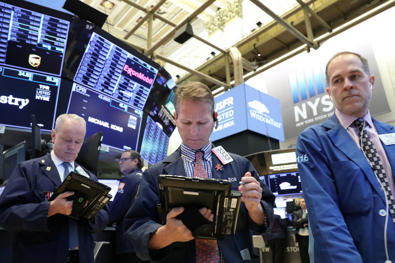 © Reuters. Traders work on the floor of the NYSE in New York