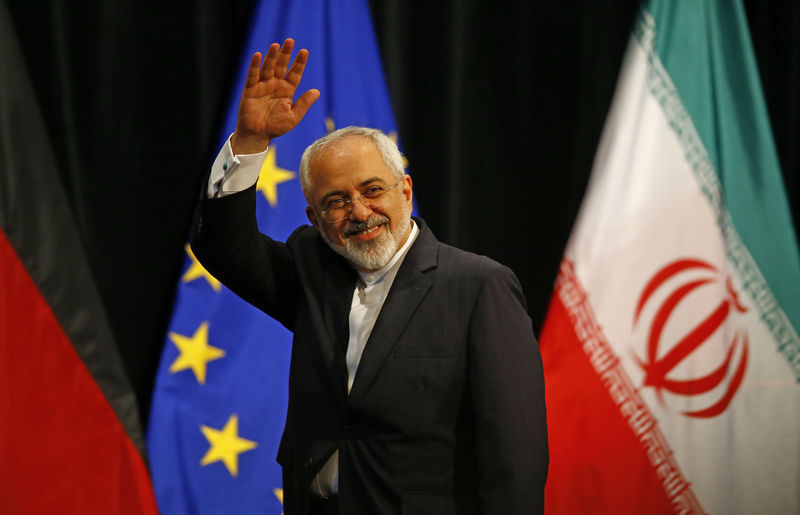 © Reuters. Iranian FM Zarif waves after a plenary session at the United Nations building in Vienna