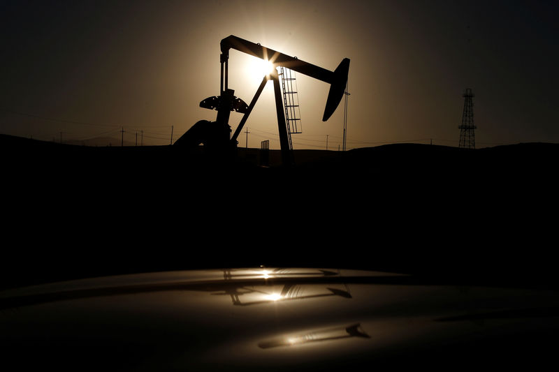 © Reuters. A pump jack is seen at sunrise near Bakersfield