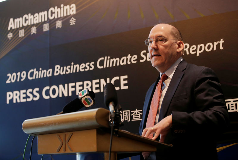 © Reuters. President of the AmCham China Alan Beebe speaks at a news conference in Beijing