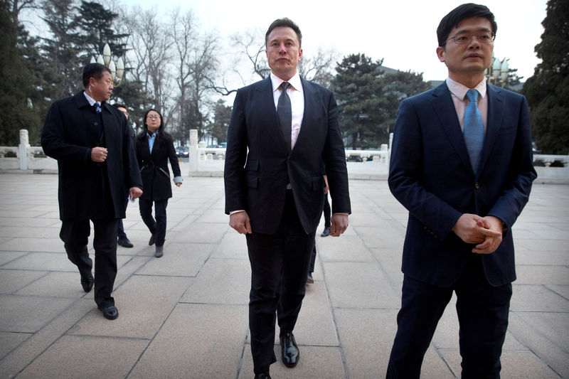© Reuters. Tesla CEO Elon Musk arrives for a meeting with Chinese Premier Li Keqiang at the Zhongnanhai leadership compound in Beijing