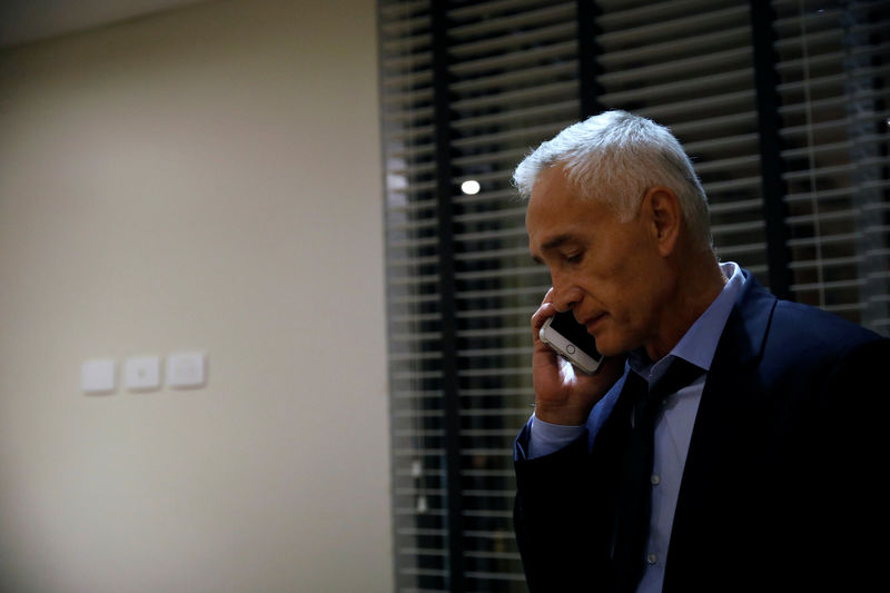 © Reuters. Jorge Ramos, presentador de la cadena estadounidense de televisión en español Univision habla por teléfono después de haber sido detenido con su equipo y luego liberado en Caracas