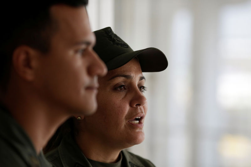 © Reuters. La integrante de la Guardia Nacional de Venezuela Karí Castro habla en una entrevista con Reuters en Cúcuta