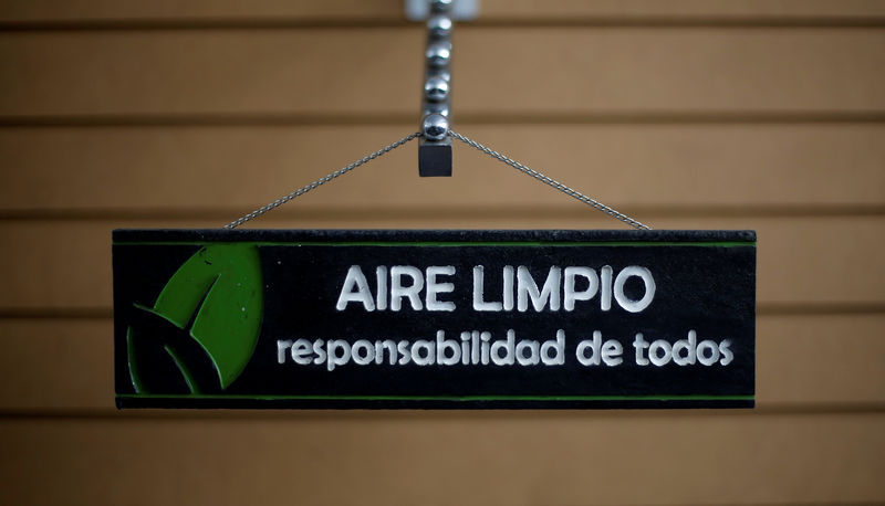 © Reuters. Foto de archivo de un cartel fabricado con plástico reciclado en San José, Costa Rica