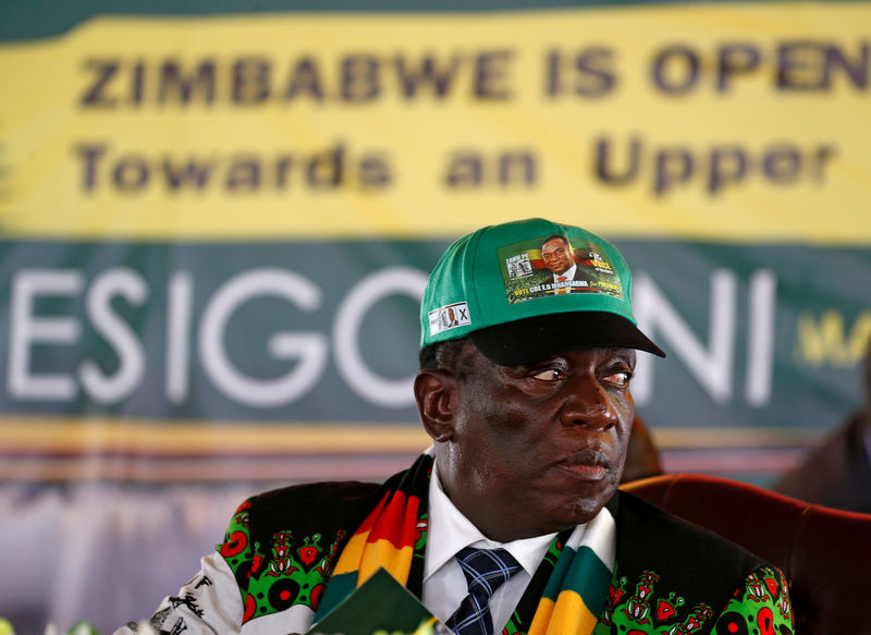 © Reuters. FILE PHOTO: President Emmerson Mnangagwa arrives for the official opening of the ruling party ZANU PF's annual conference in Esigodini, outside Bulawayo