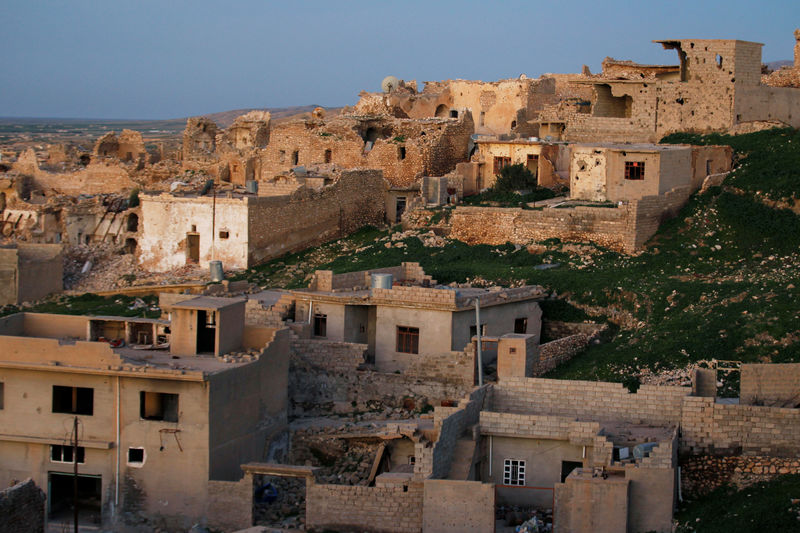 © Reuters. Destroyed houses after clashes are seen in Sinjar