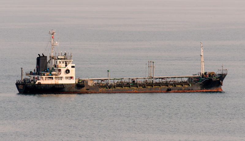 © Reuters. Российский танкер Тантал в море вблизи порта во Владивостоке