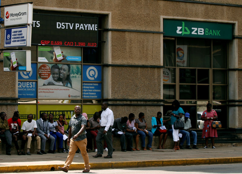© Reuters. Zimbabweans queue outside a bank in Harare