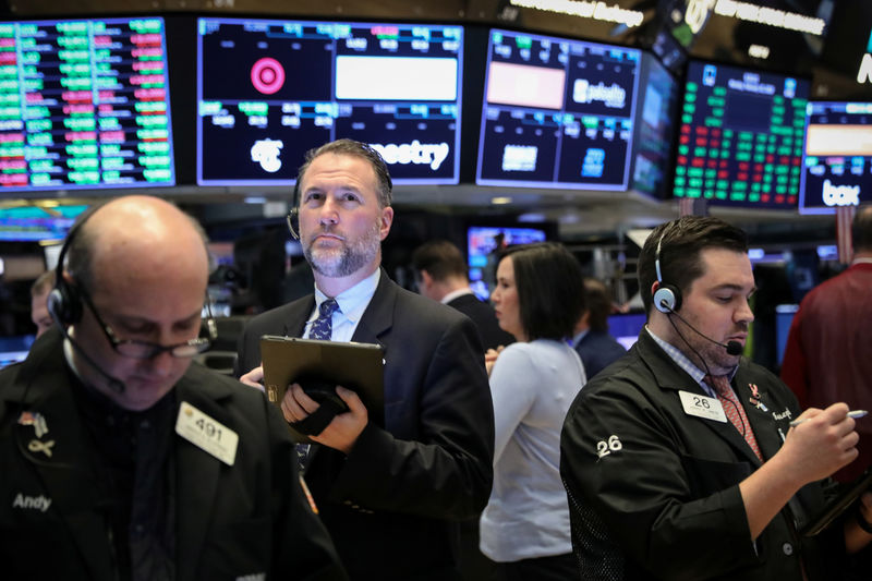 © Reuters. Traders work on the floor of the NYSE in New York