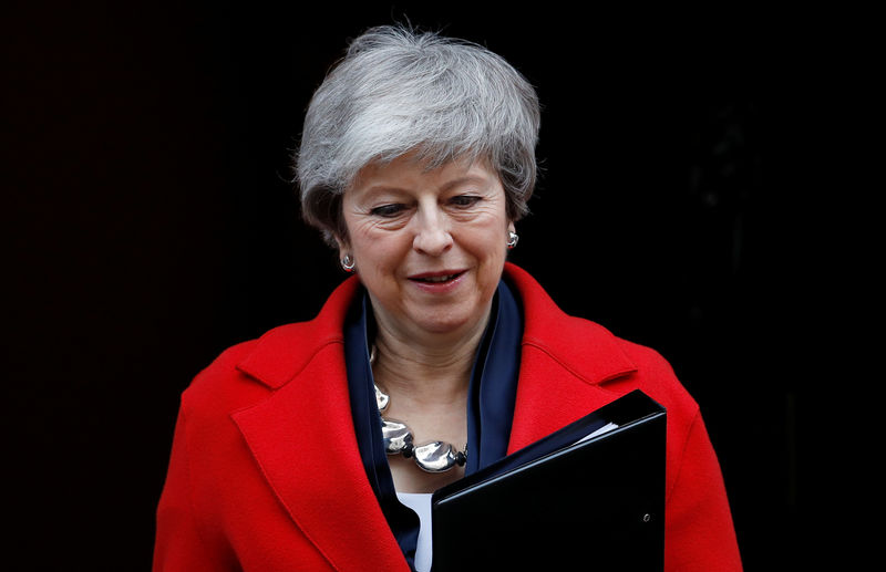 © Reuters. Primeira-ministra britânica, Theresa May, deixa residência oficial em Londres