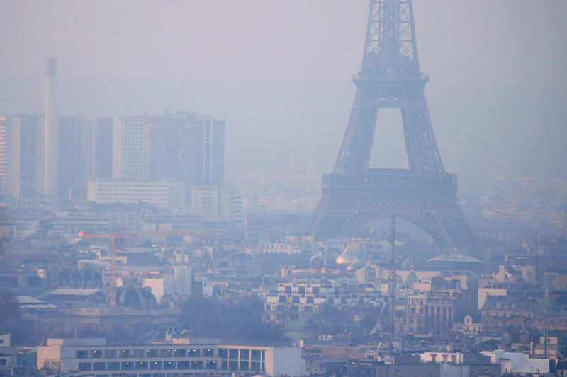 © Reuters. LES VÉHICULES POLLUANTS INTERDITS À PARIS, SUR FOND DE POLÉMIQUE