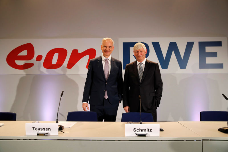 © Reuters. FILE PHOTO: RWE AG CEOs Teyssen and Schmitz pose before the joint news conference in Essen