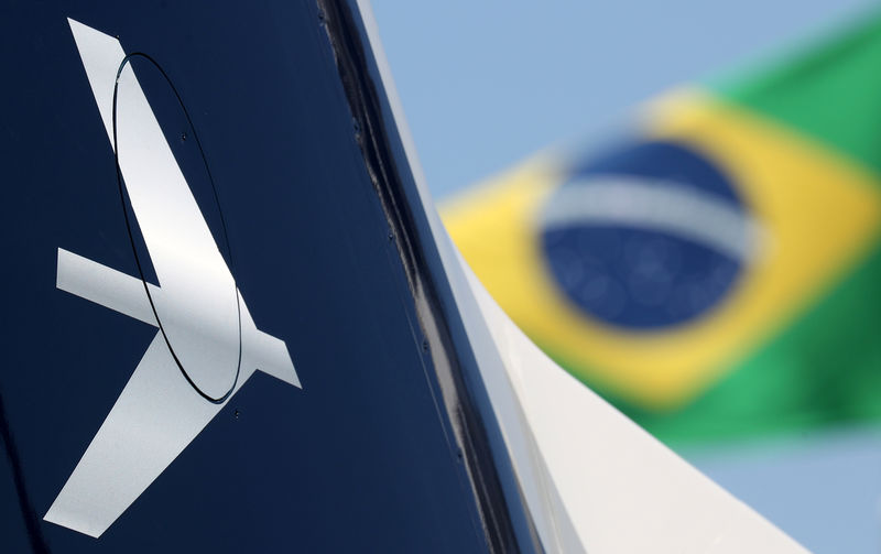 © Reuters. The Embraer logo is seen during the LABACE fair in Sao Paulo