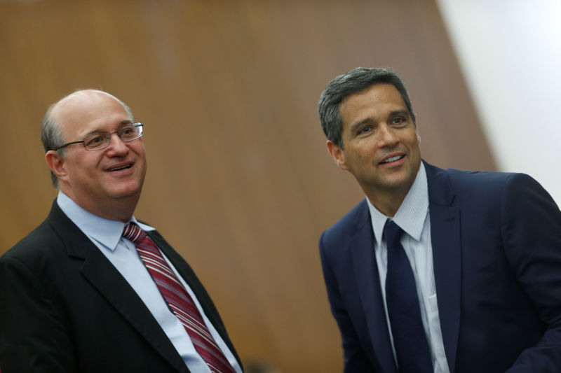 © Reuters. O atual presidente do Banco Central do Brasil, Ilan Goldfajn (à esquerda) e o indicado para o comando do BC, Roberto Campos Neto, durante evento em Brasília
