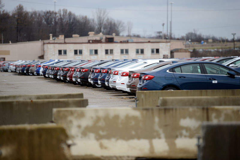 © Reuters. New vehicles sit in a parking lot at the General Motors Lordstown Complex assembly plant in Warren