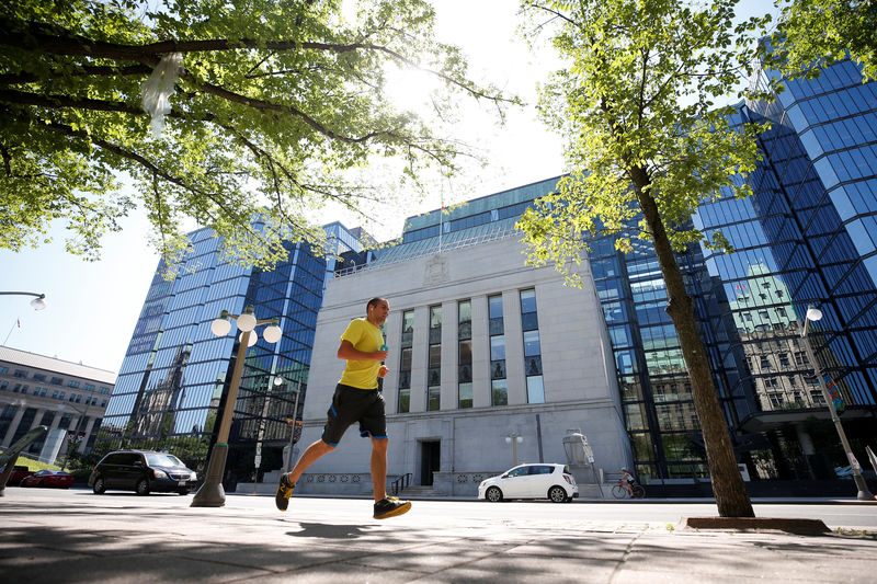 © Reuters. A jogger runs past the Bank of Canada building in Ottawa