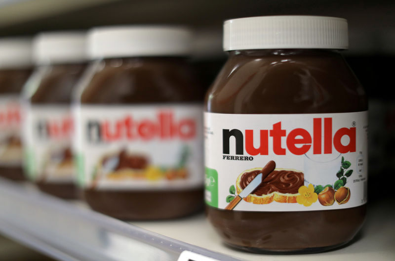 © Reuters. FILE PHOTO: Jars of Nutella chocolate-hazelnut paste are displayed in a Casino supermarket in Nice
