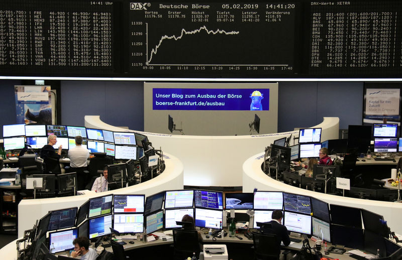 © Reuters. Operadores durante pregão na Bolsa de Valores de Frankfurt, na Alemanha