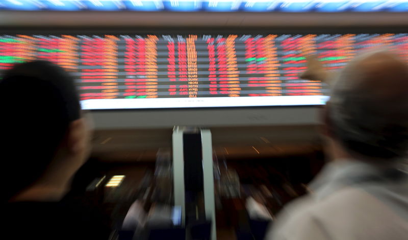 © Reuters. Pessoas observam painel da Bolsa de Valores de São Paulo