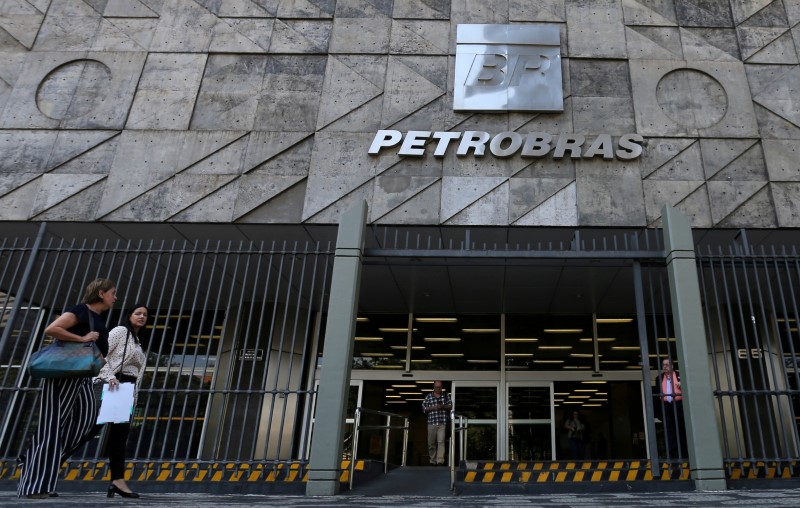 © Reuters. FILE PHOTO: Women walk in front of the Brazil's state-run Petrobras oil company headquarters in Rio de Janeiro