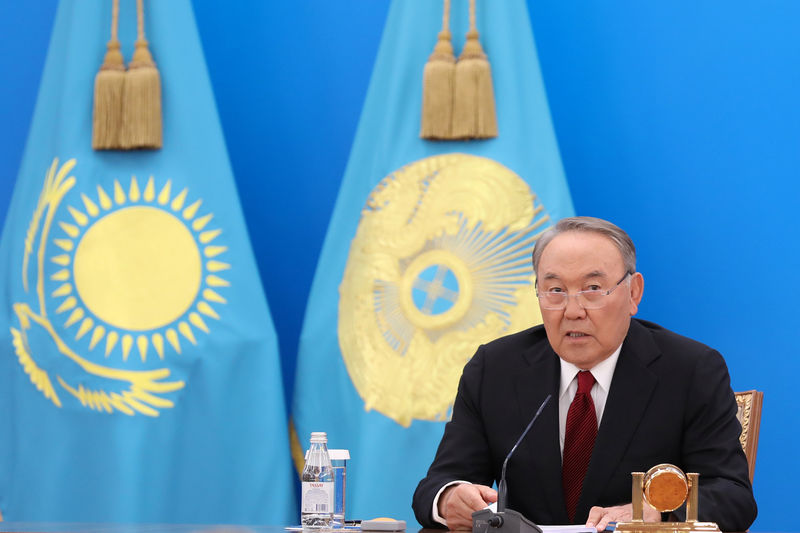 © Reuters. Президент Казахстана Нурсултан Назарбаев выступает с ежегодным посланием народу в Астане