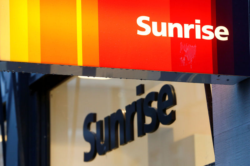 © Reuters. FILE PHOTO: Swiss telecoms company Sunrise's logo at one of its stores in Zurich