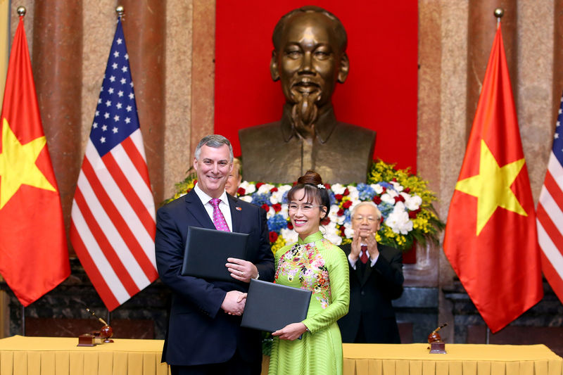 © Reuters. Nguyen Thi Phuong Thao, President and CEO of VietJet aviation join stock company (R) and Kevin McAllister, President and CEO of Boeing Commercial Airplanes (L) shake hands after a signing ceremony at the Presidential Palace in Hanoi