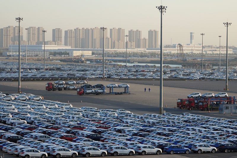 © Reuters. FILE PHOTO: Newly manufactured cars are seen at the automobile terminal in the port of Dalian, Liaoning