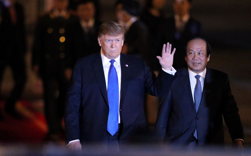 © Reuters. El presidente de Estados Unidos, Donald Trump, en su llegada al Aeropuerto Noi Bai para la cumbre con el líker norcoreano, Kim Jon Un en Hanoi