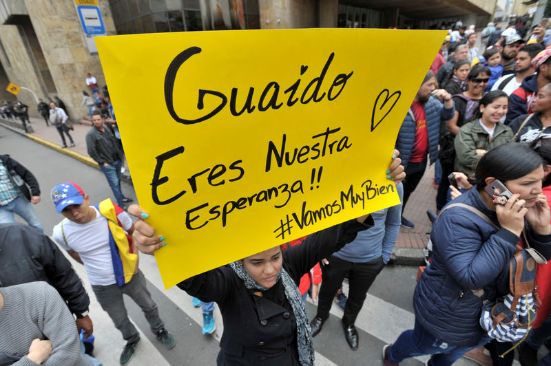 © Reuters. Una mujer se manifiesta en contra del presidente de Venezuela en Bogotá