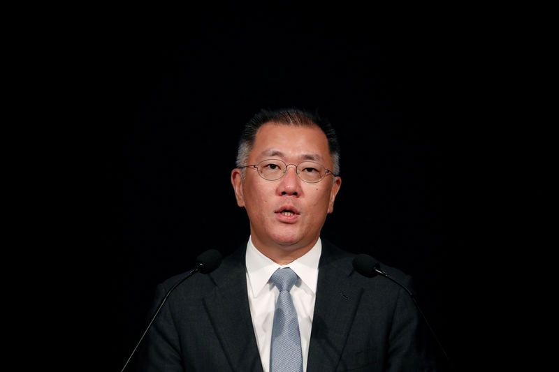 © Reuters. FILE PHOTO: Chief Vice Chairman of Hyundai Motor Group Chung Eui-sun delivers his speech during the company's new year ceremony in Seoul