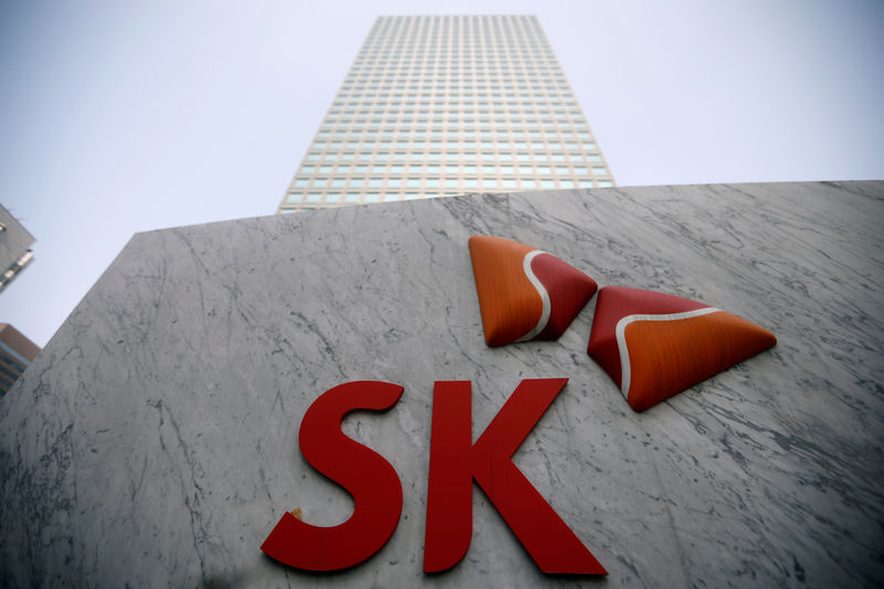 © Reuters. FILE PHOTO - The logo of SK Innovation is seen in front of its headquarters in Seoul