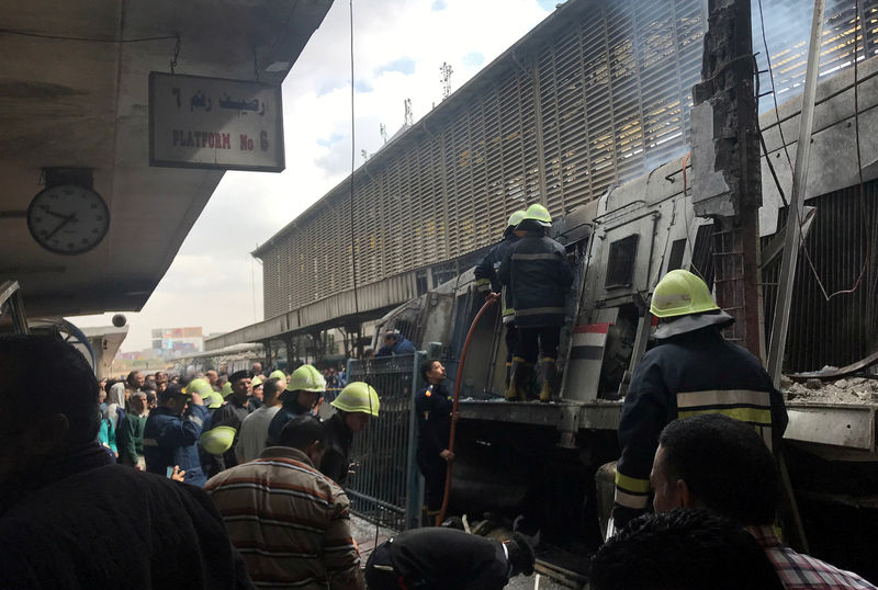 © Reuters. مصدران طبيان: 10 قتلى على الأقل في حريق بمحطة القطارات الرئيسية بالقاهرة