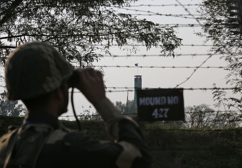 © Reuters. Al confine tra India e Pakistan, ieri