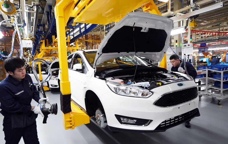 © Reuters. Workers assemble vehicles at a plant of Changan Ford in Harbin