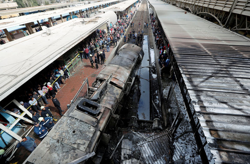 © Reuters. مقتل وإصابة عشرات في حادث ارتطام جرار وحريق بمحطة قطارات بالقاهرة