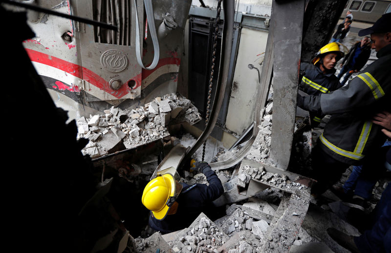 © Reuters. Equipes de resgate fazem buscas após incêndio que atingiu principal estação de trem do Cairo