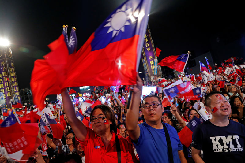 © Reuters. Simpatizantes do partido oposicionista Kuomintang com bandeiras de Taiwan em Kaoshiung