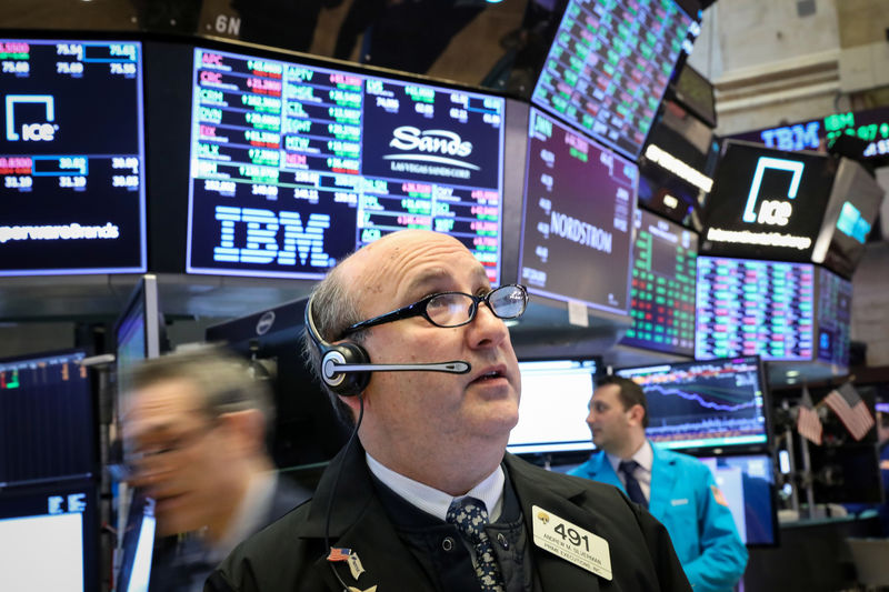 © Reuters. Traders work on the floor of the NYSE in New York