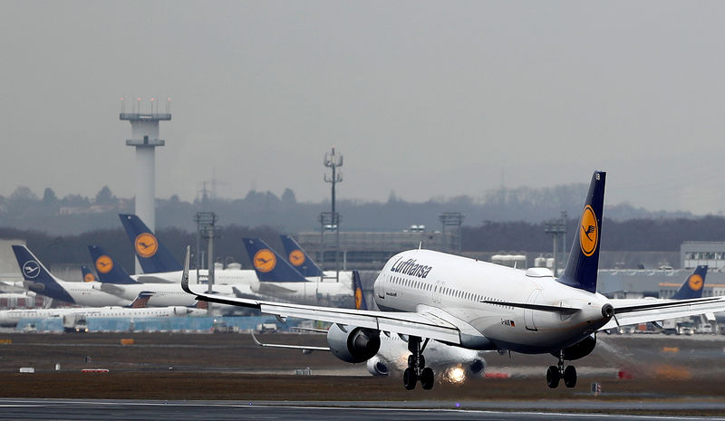 © Reuters. Planes of German air carrier Lufthansa are seen at the airport in Frankfurt