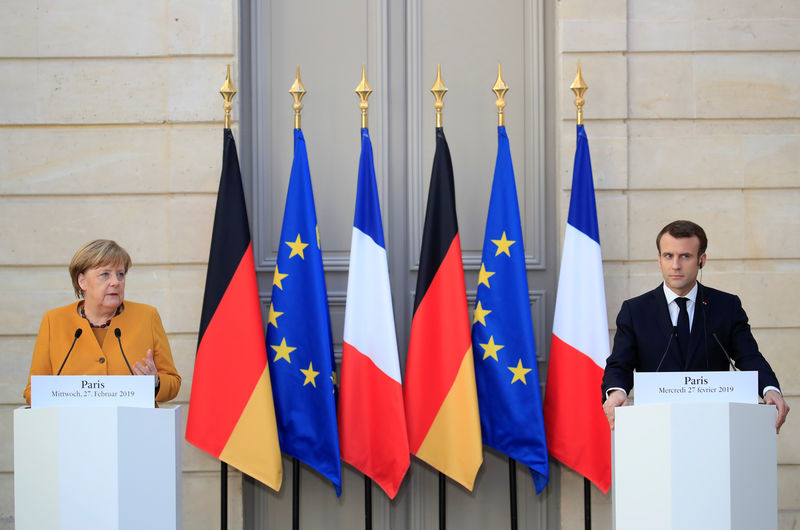 © Reuters. O presidente francês, Emmanuel Macron, e a  chanceler alemã, Angela Merkel, durante coletiva de imprensa conjunta em Paris, na França
