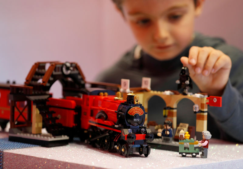 © Reuters. ¡Wingardium Leviosa! La magia de Harry Potter ayuda a elevar las ventas de Lego